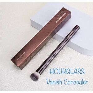 New HOURGLASS Vanish Seamless Finish Concealer Brush
